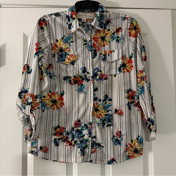 ✨LAST CHANCE✨ Floral and plaid light flannel shirt - Picture 2 of 6